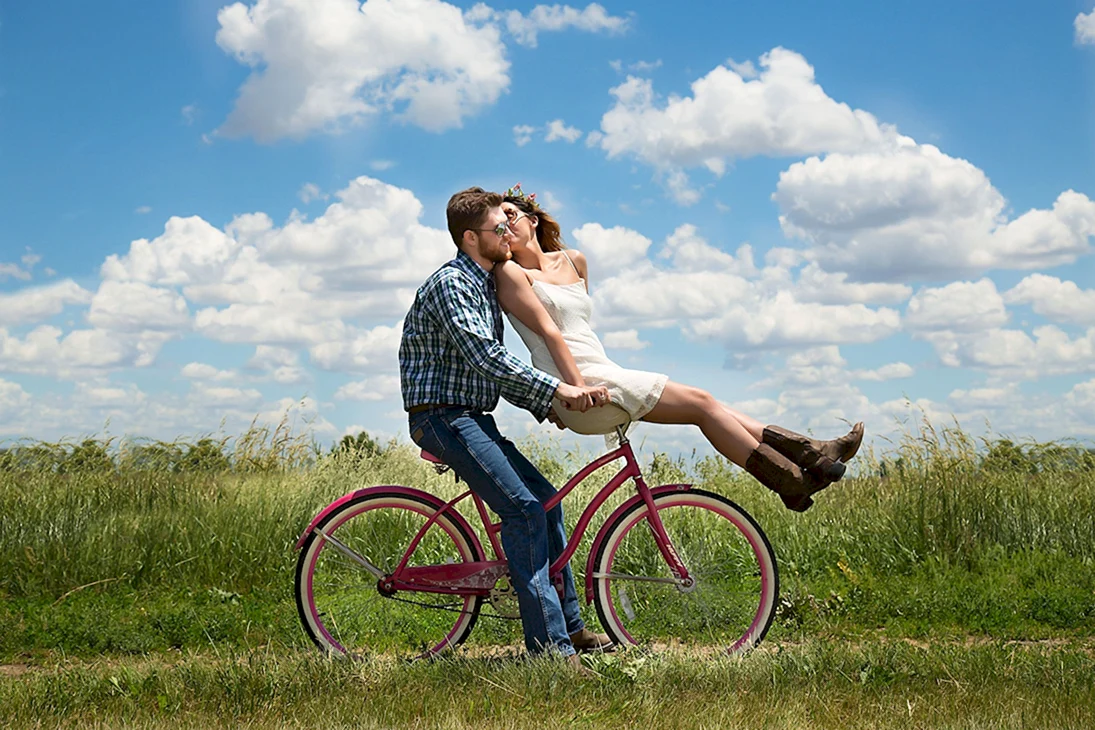 Перенл и девушка на велосипеде