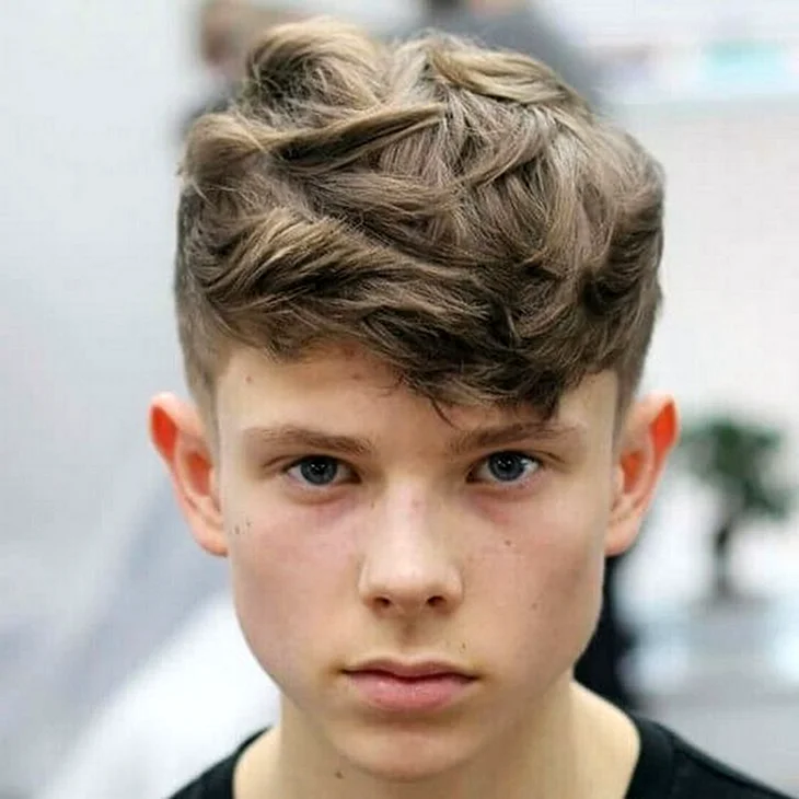 Подростковые прически для мальчика с вьющимися волосами