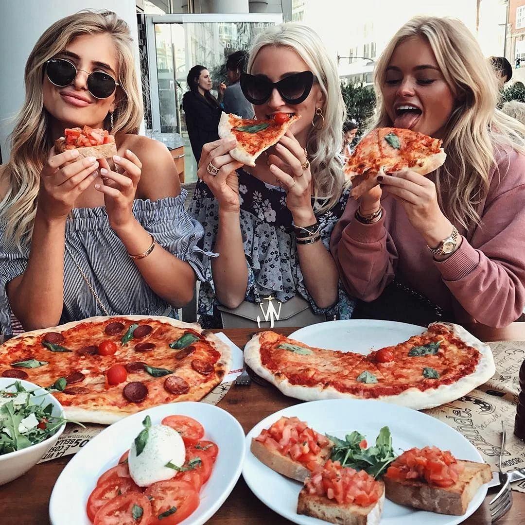 Подруги едят пиццу