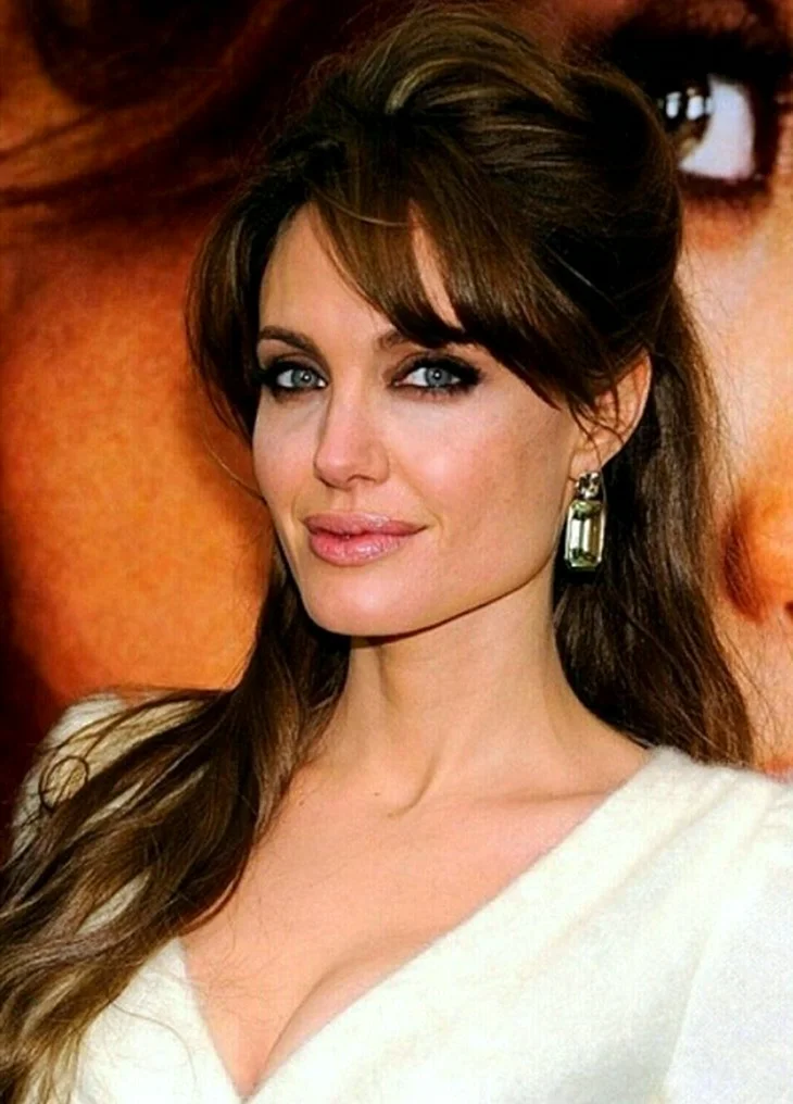 Прямая челка у Анджелины Джоли