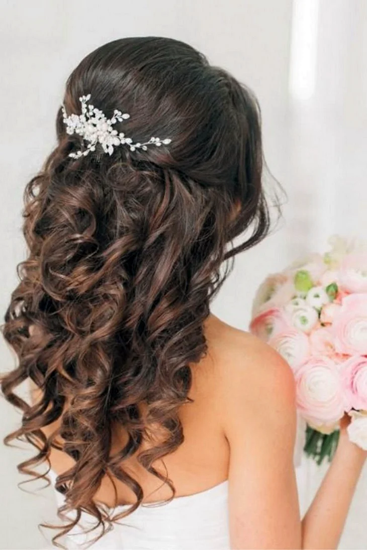 Прическа для подружки невесты на длинные волосы