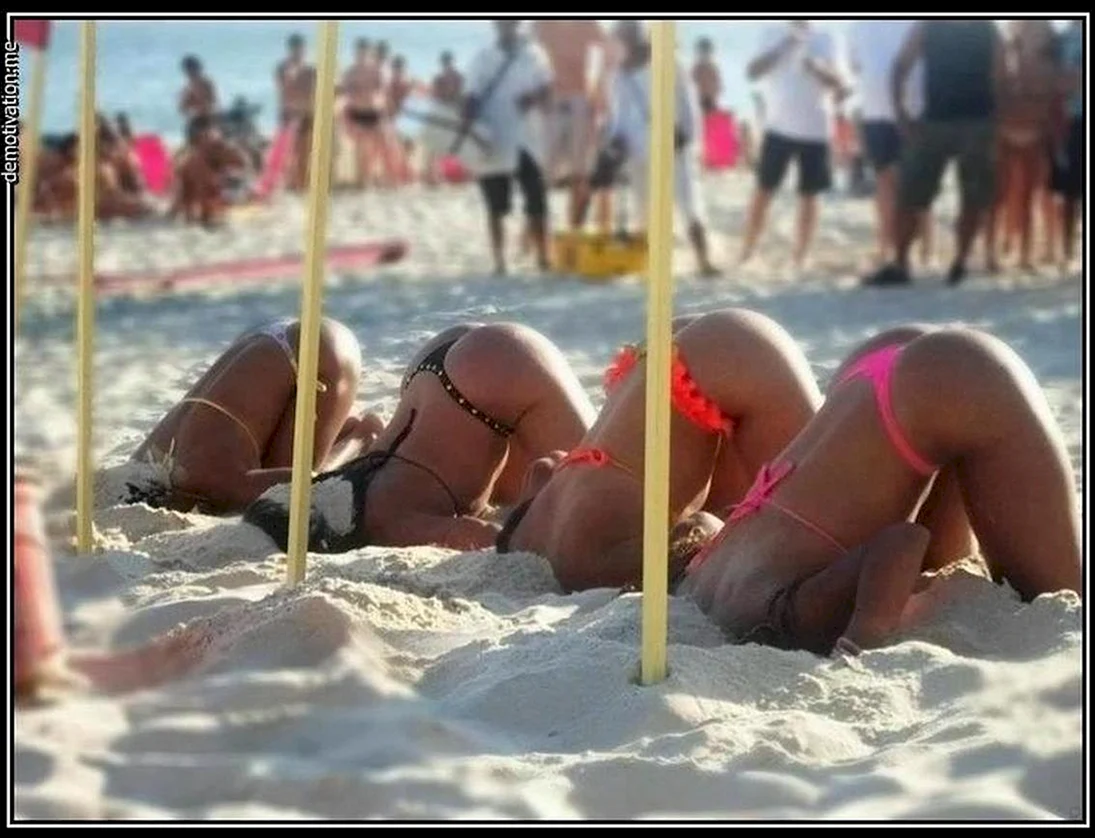 Приколы на пляже с девушками