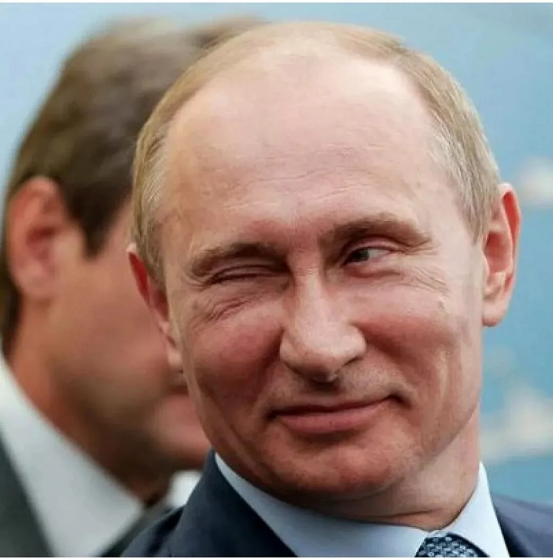 Путин улыбается