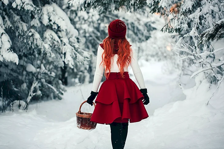 Рыжая девушка зимой