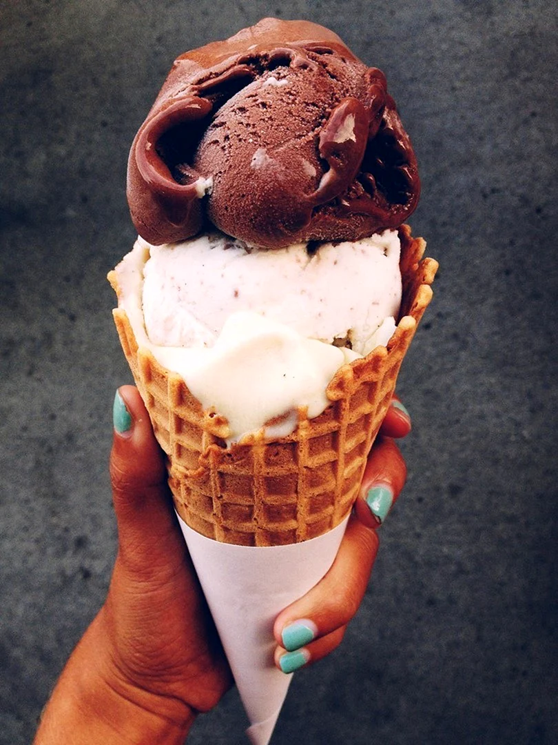 Шоколадное мороженое в рожке