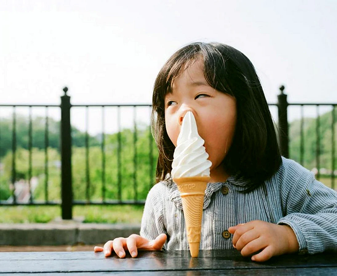 Смешная девочка с мороженым