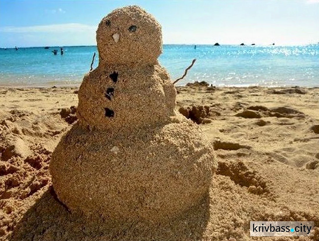 Снеговик из песка на пляже
