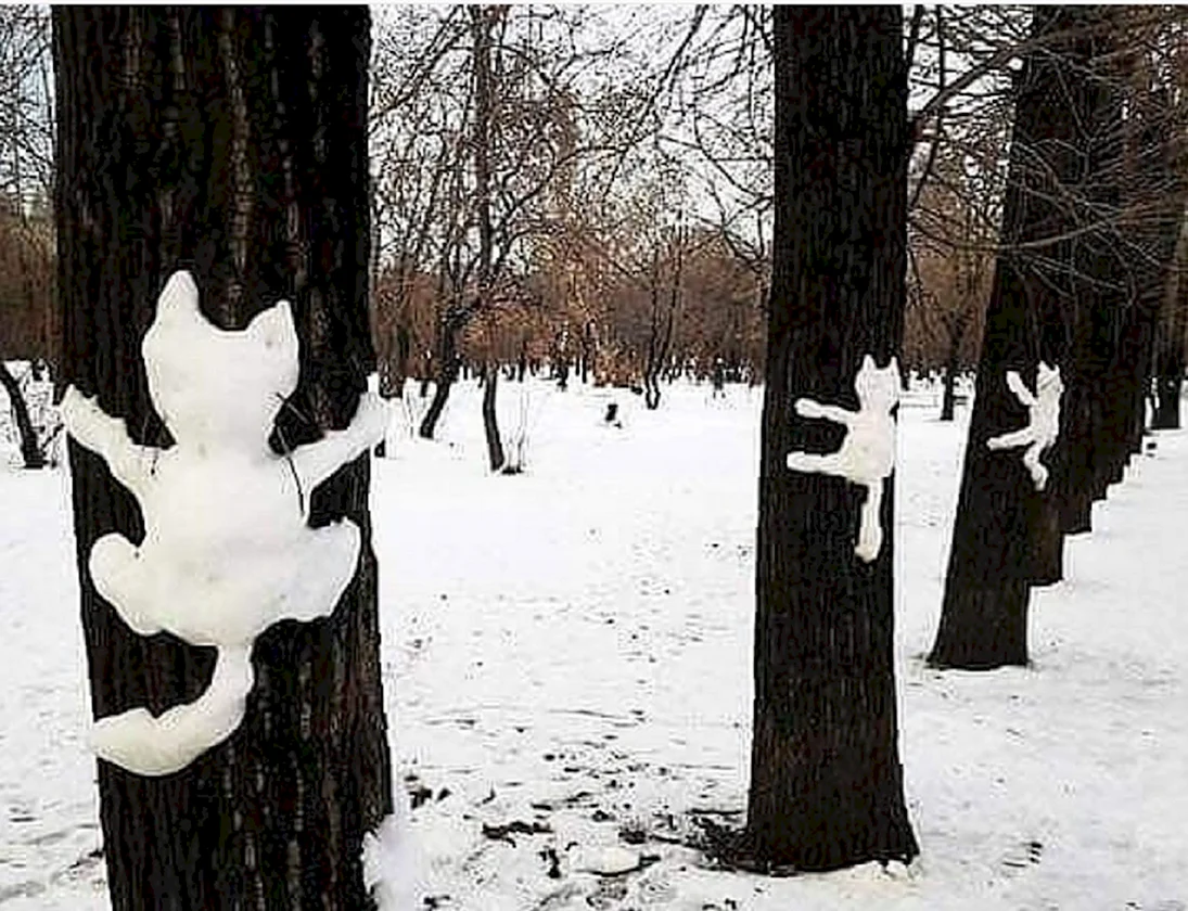Снежные фигурки на дереве