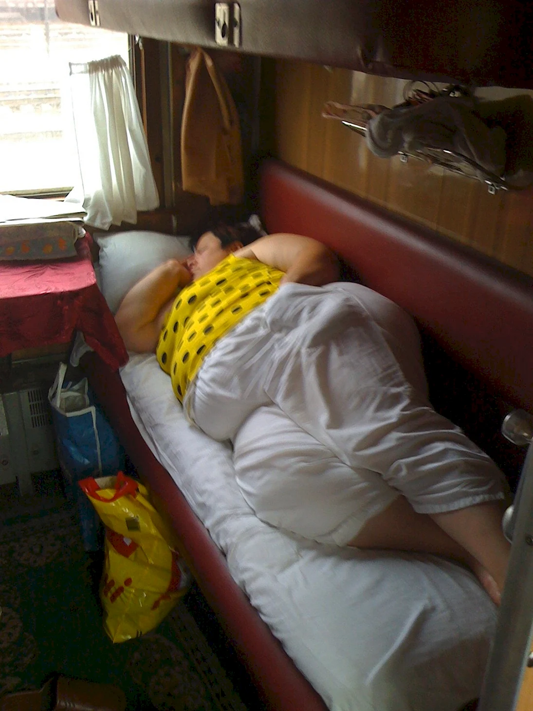 Спит в поезде