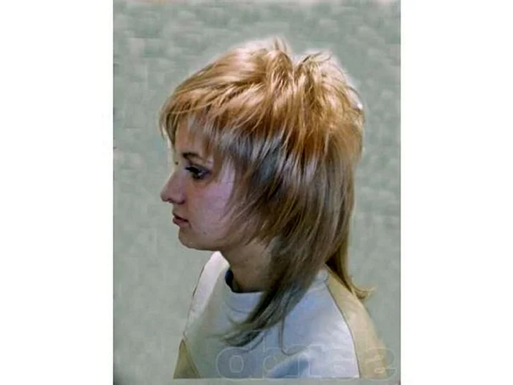 Стрижка Каскад с короткой макушкой на средние волосы