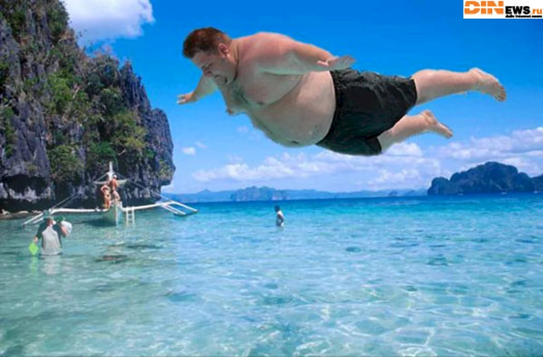 Толстяк прыгает в бассейн