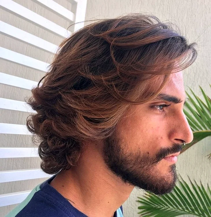 Удлиненная мужская стрижка для вьющихся волос