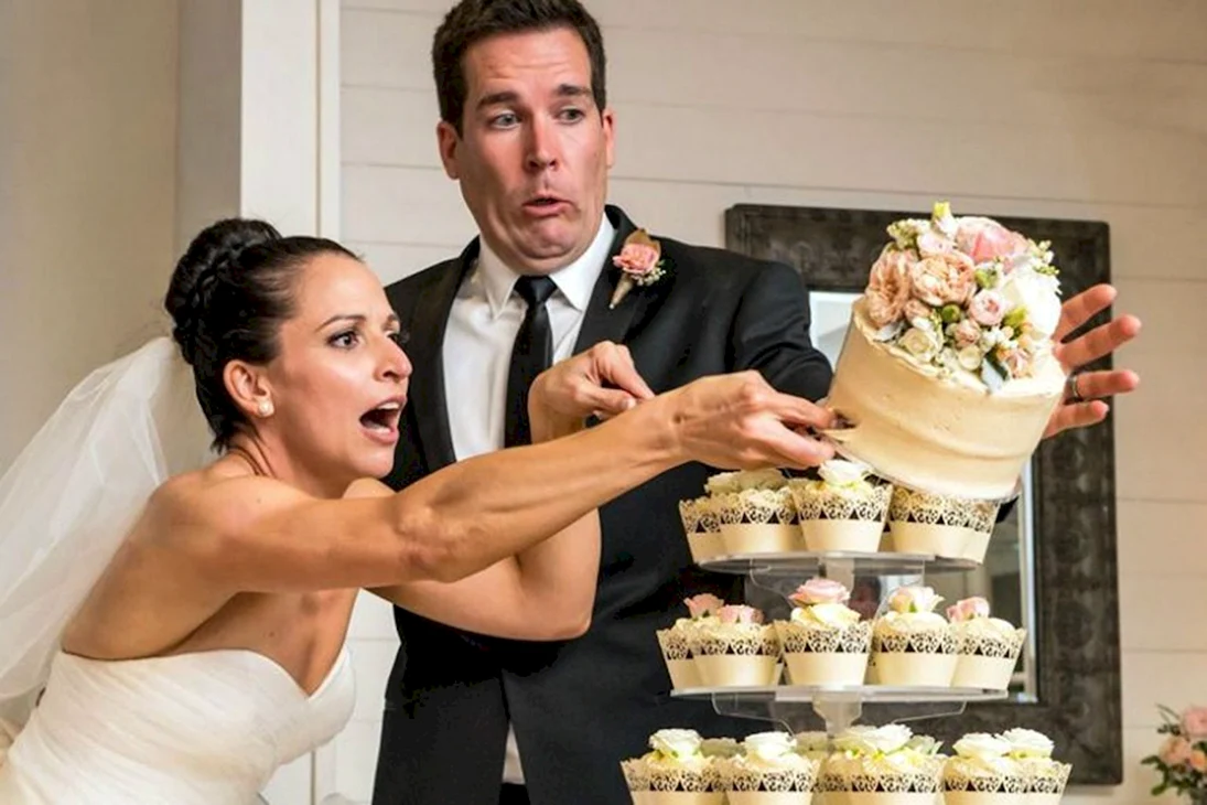 Уронили свадебный торт