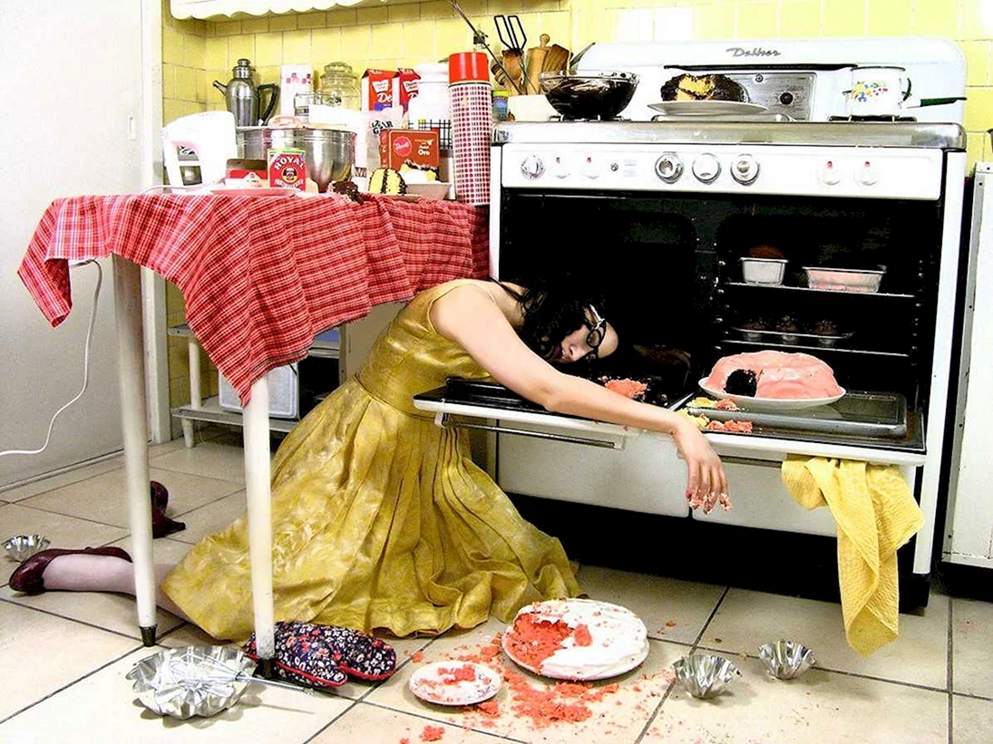 Уставшая женщина у плиты