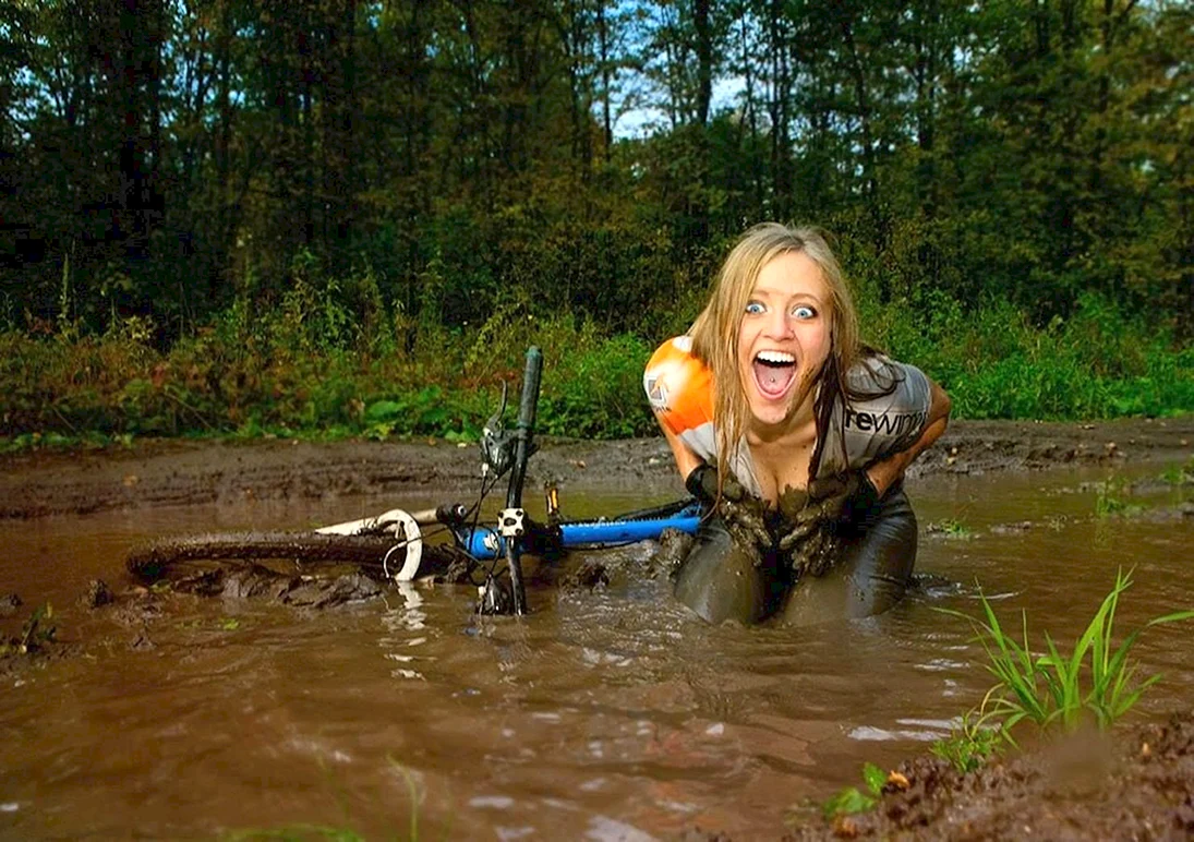 Велосипедистка в грязи