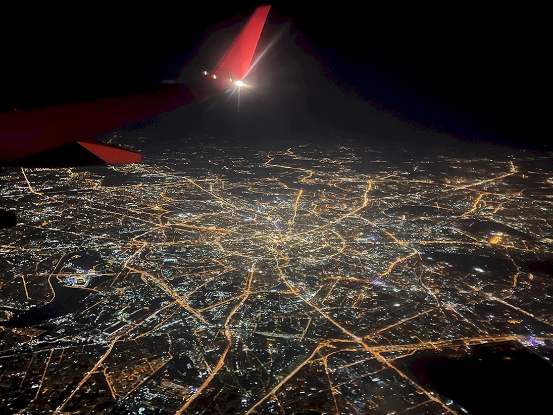 Вид из иллюминатора ночной Санкт Петербург