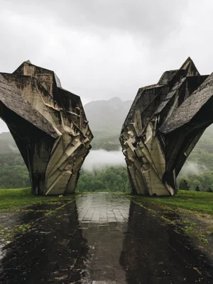 Заброшенный памятник в Югославии