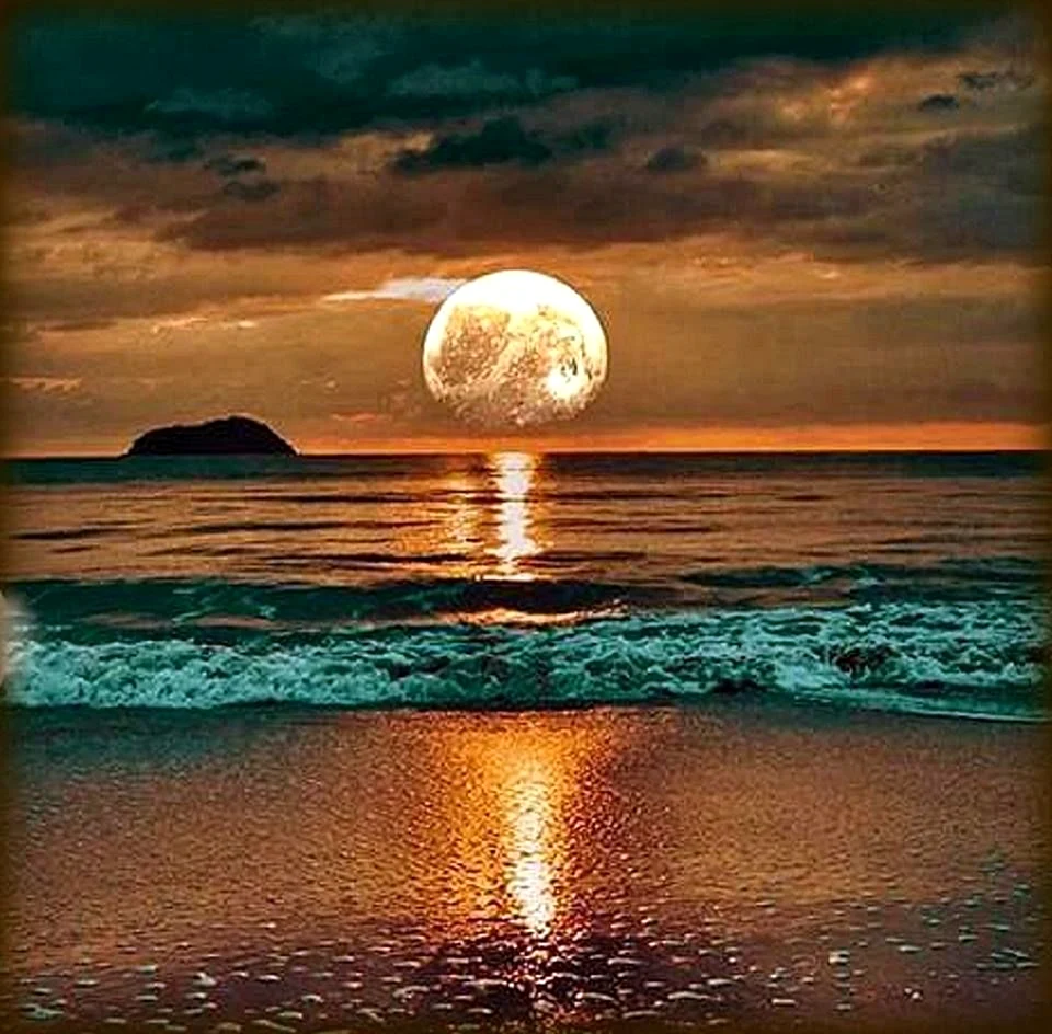 Закат Луны на море ночь
