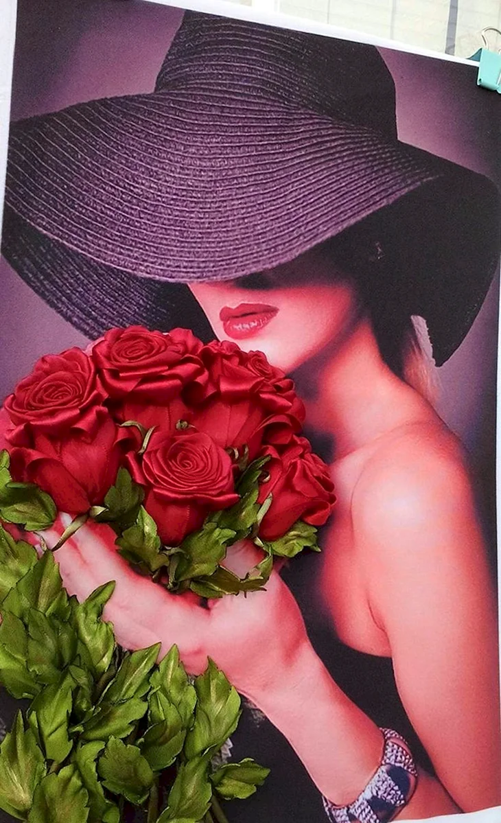 Женщина в шляпе с цветами